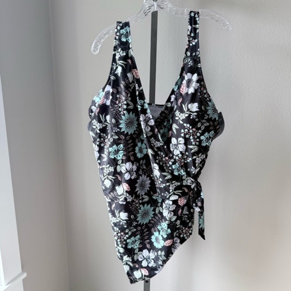 NWT Aqua Couture women’s black/ multi-floral one piece swimsuit size 3X